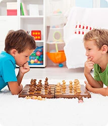 Duas crianças brincando com jogo de tabuleiro