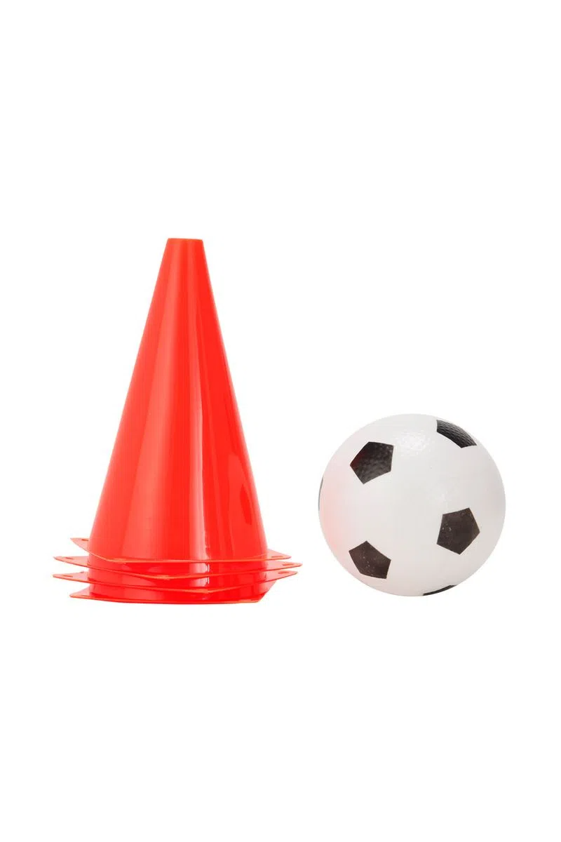 Kit futebol é um dos brinquedos da Copa do Mundo 2022 com quatro cones cor de abóbora e uma bola macia