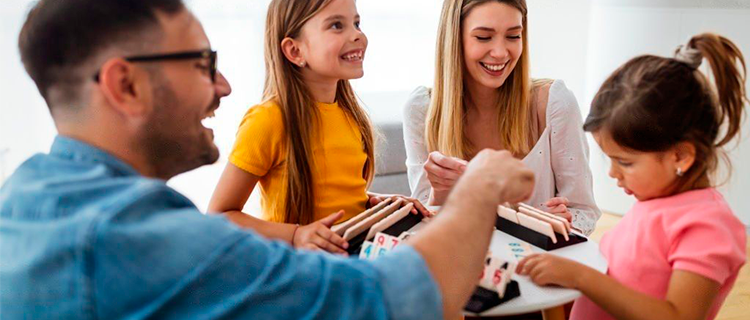 família realizando atividades para o dia da família e curtindo o dia