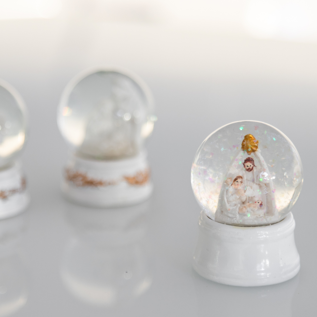 decoração minimalista globo de natal com presépio