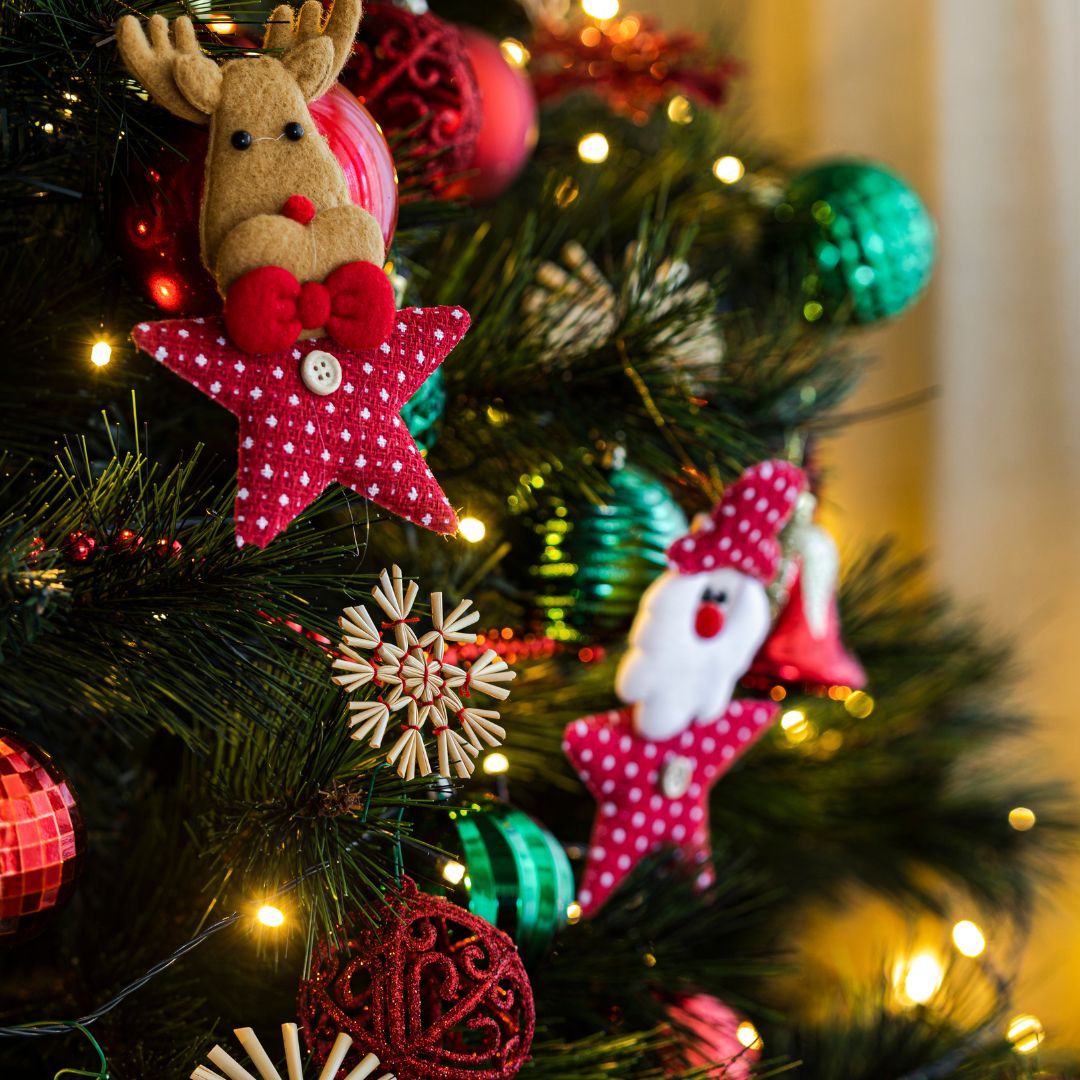 árvore de natal com decoração tradicional vermelho e verde
