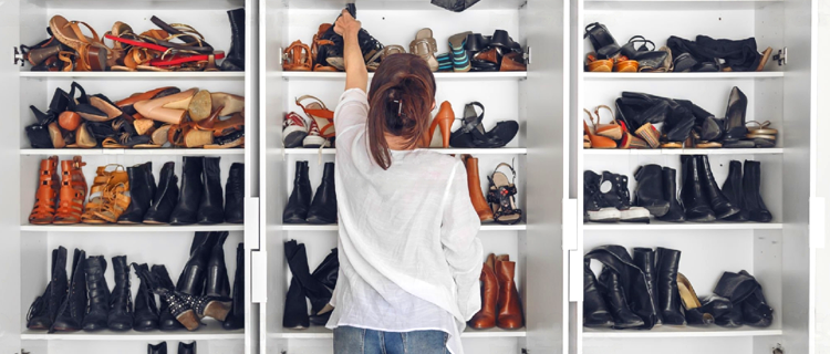 mulher organizando sapatos no guarda-roupa