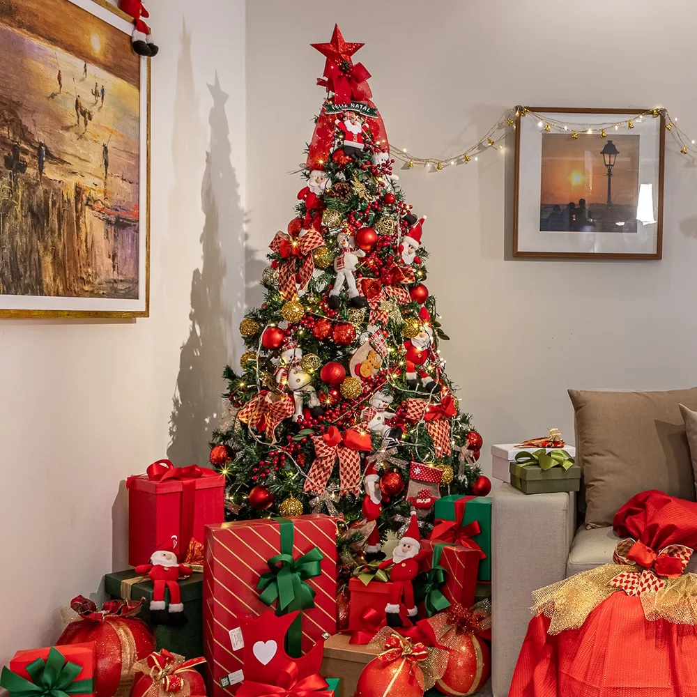Árvore de Natal cheia com presentes em volta