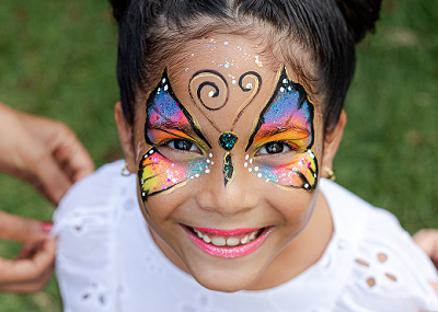 Menina com pintura facial de borboleta