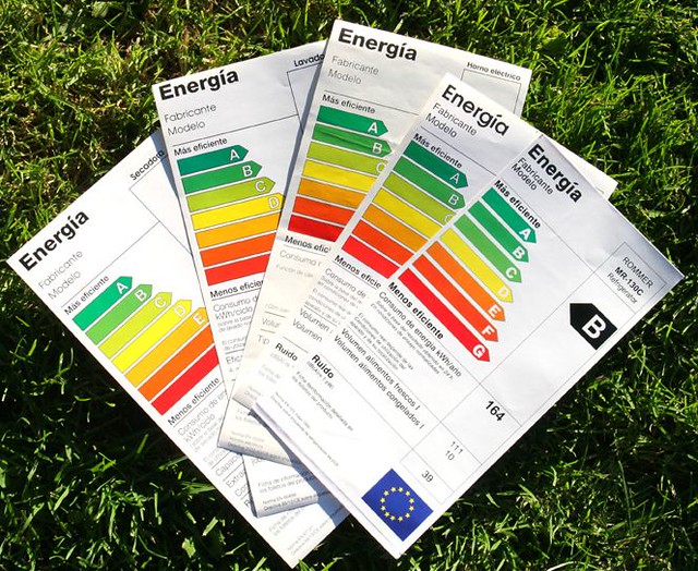 Cinco Etiquetas de Eficência Energética em cima de um gramado