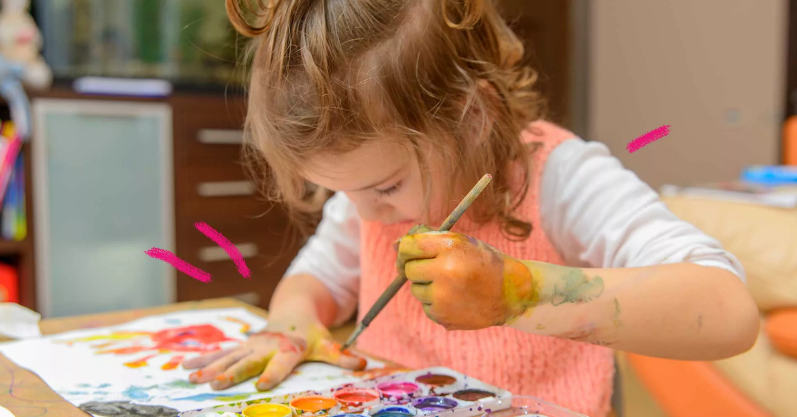 criança fazendo pintura em papel