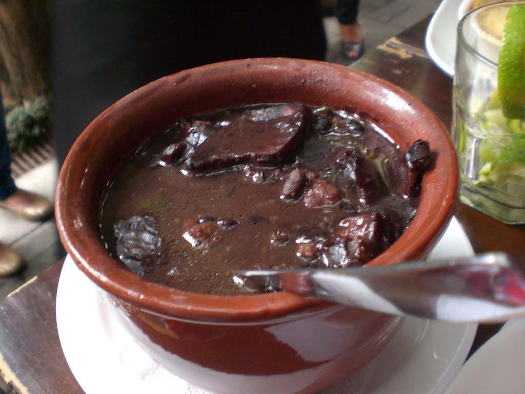 Feijoada servida em bowl