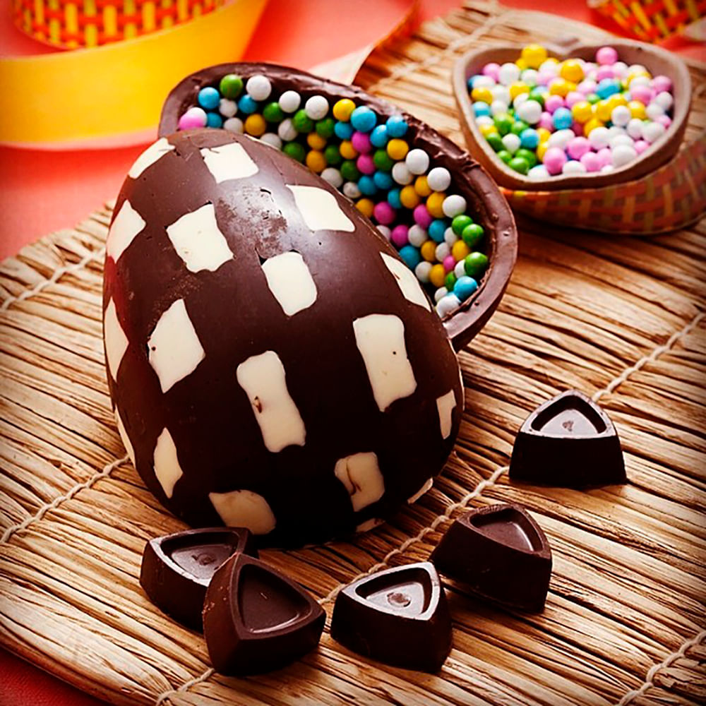 melhor chocolate para fazer ovo de páscoa ovo de páscoa caseiro com confetes coloridos e bombons