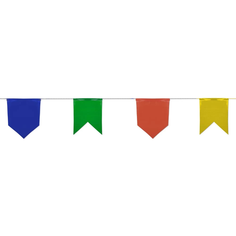 Varal de bandeirinhas plásticas coloridas penduradas em fio, com formato tradicional de festa junina e 10 metros de comprimento.