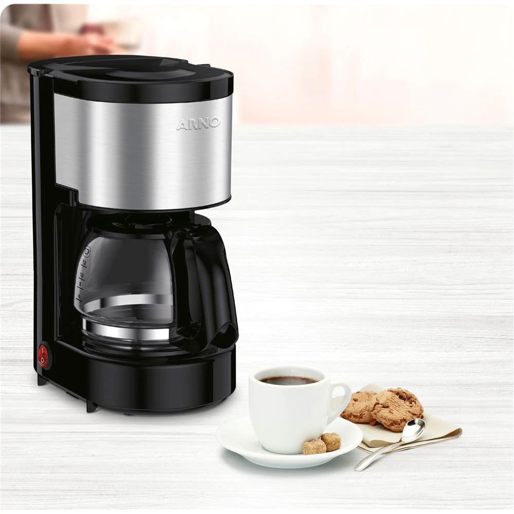 Cafeteira Elétrica Arno Preta com Jarra de Vidro e Acabamento Inox Cafeteira elétrica Arno na cor preta com detalhes em inox, acompanhada de xícara de café e biscoitos sobre superfície clara.