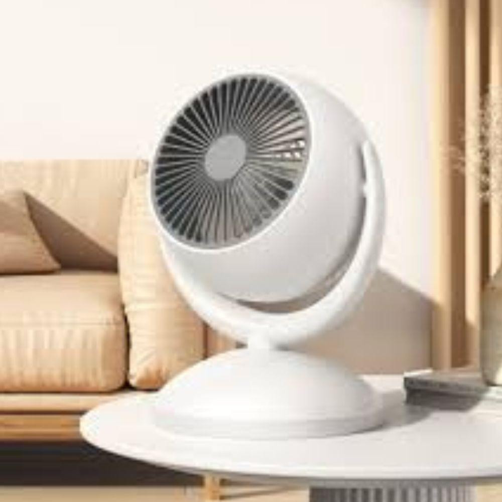 Ventilador portátil de mesa branco com design moderno Ventilador portátil de mesa branco sobre uma mesa redonda em sala clara, ao lado de um sofá bege.