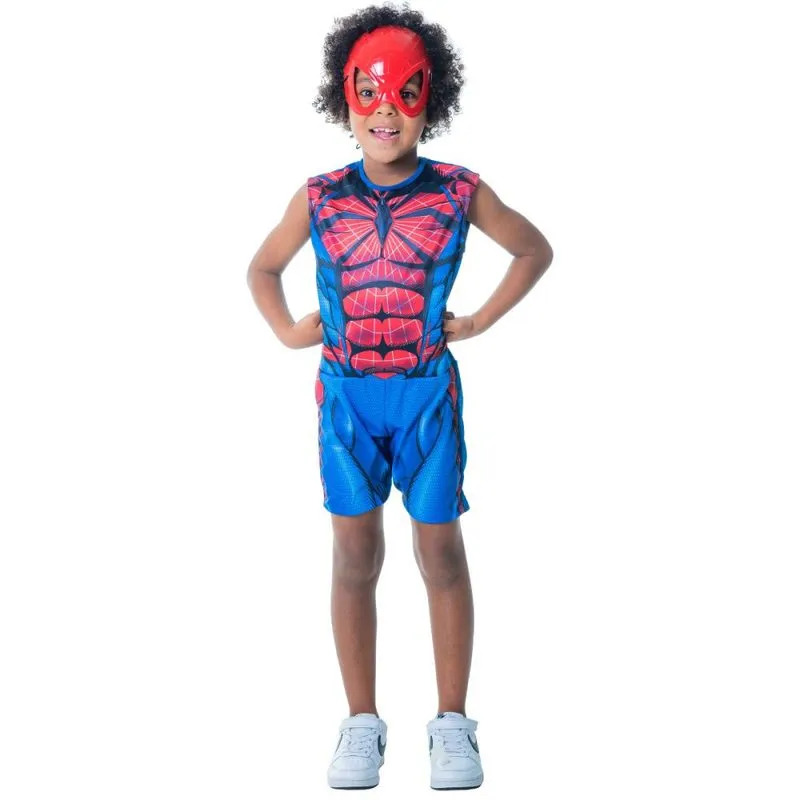 Criança com fantasia de homem aranha e tênis branco, ideal para o carnaval 2026