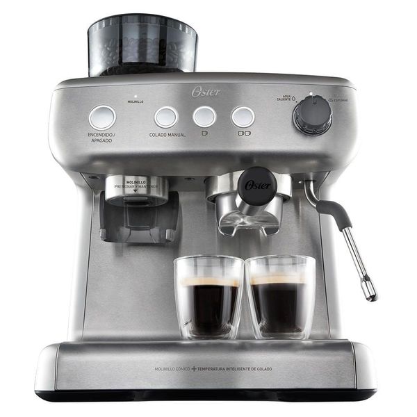 Máquina de café espresso Oster em inox com moedor de café integrado e dois cafés servidos em xícaras