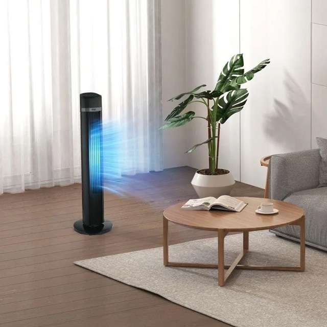 Sala com ventilador de coluna Wap preto