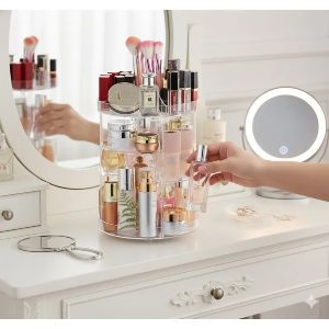 Mão feminina pegando maquiagem em organizador translúcido