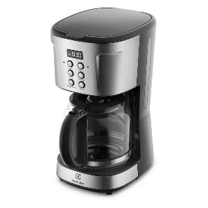 Cafeteira preta e cinza com botões e display na parte superior e jarra transparente de vidro.