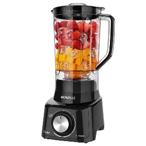 Liquidificador preto da Mondial com frutas dentro.