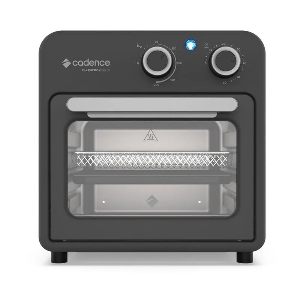 Airfryer preta tipo forno desligada e vazia.