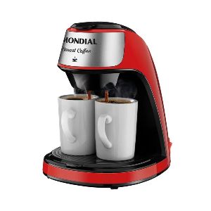 Cafeteira vermelha da Mondial com duas xícaras sendo preenchidas com café.