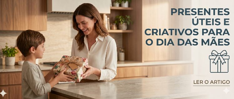 Filho dando presente à mãe em cozinha.