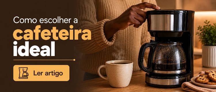 Mão feminina usando cafeteira elétrica preta.
