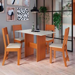 Sala de jantar com conjunto de mesa retangular e quatro cadeiras.