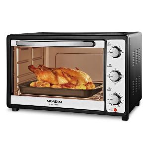 Forno elétrico preto com prata, com luz interna acesa e frango assando.