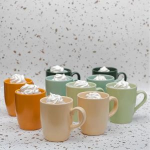 10 canecas coloridas com chantilly branco.