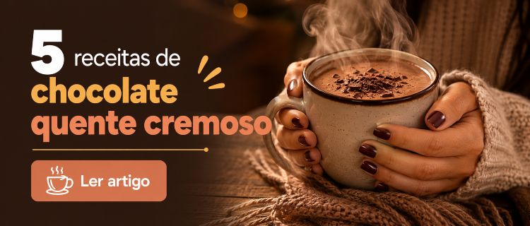 Imagem de mãos femininas segurando uma caneca com chocolate quente, escrito ao lado "5 receitas de chocolate quente cremoso".