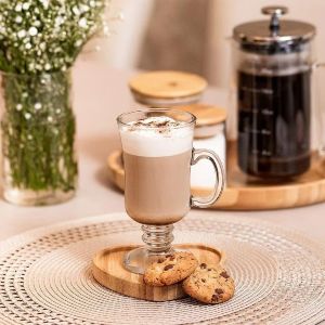 Taça de vidro com alça e cappuccino dentro.
