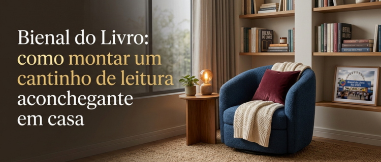 Uma imagem horizontal de um ambiente de casa aconchegante para leitura, com uma poltrona azul de boucle, uma mesa lateral com uma planta e luminária, e prateleiras cheias de livros. O texto do título está sobreposto na parede escura à esquerda: 'Bienal do Livro: como montar um cantinho de leitura aconchegante em casa