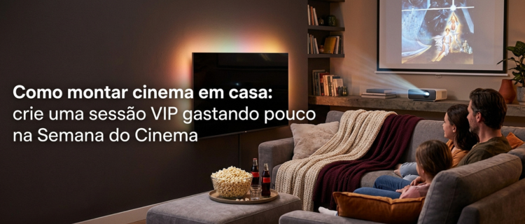 família em sala de estar assistindo filme
