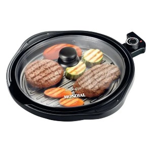 Grill elétrico preto com tampa de vidro e dois pedaços de carne e legumes sendo preparados.