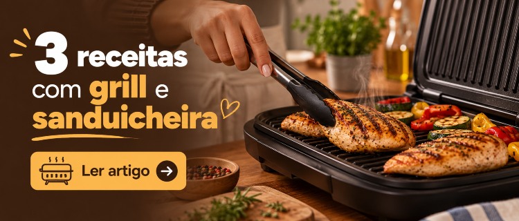 Mão feminina segurando pegador para mexer em frango dentro de grill elétrico que também tem legumes sendo preparados.