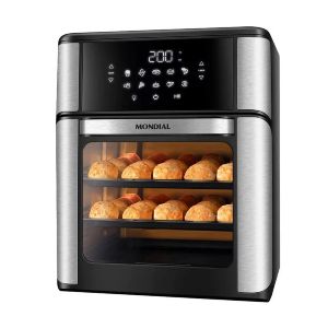 Airfyer preta Mondial ligada com pães de queijo dentro.