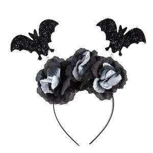 Arco de cabelo com flores pretas e brancas e dois morcegos pretos por cima.