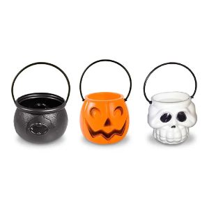Três potes de doce de halloween, sendo um em formato de caldeirão, um em formato de abóbora e outro em formato de caveira.