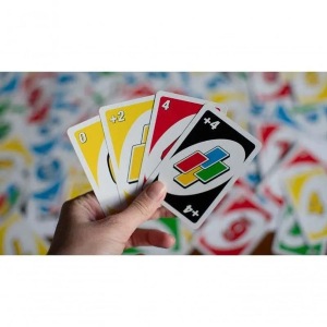 Mão segurando cartas de Uno.