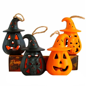 Quatro enfeites em formato de abóbora de Halloween, sendo dois laranjas e dois pretos.